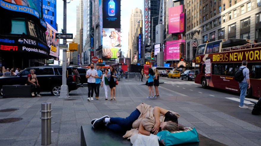 Seorang wanita tidur di Times's Squara, New York. Kemiskinan tetap jadi masalah di New York (Foto ilustrasi/ist).