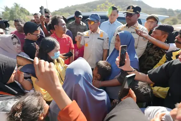 Menteri Dalam Negeri (Mendagri) Muhammad Tito Karnavian saat melintasi Kampung Kajulaki, Jalan Jenderal Sudirman, Mbay, Kabupaten Nagekeo, Nusa Tenggara Timur (NTT), Selasa (18/8/2026). Tito - NTT