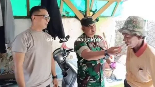 Video yang memperlihatkan tindak represif aparat terhadap penjual es gabus Sudrajat. (Foto/Tangkap Layar Video akun TikTok @Balewartawanjakpus) represif aparat