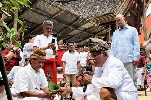 Pandji Pragiwaksono mengikuti mekanisme Hukum Adat Tana Toraja. (Foto ; dok AMAN) Pandji - adat