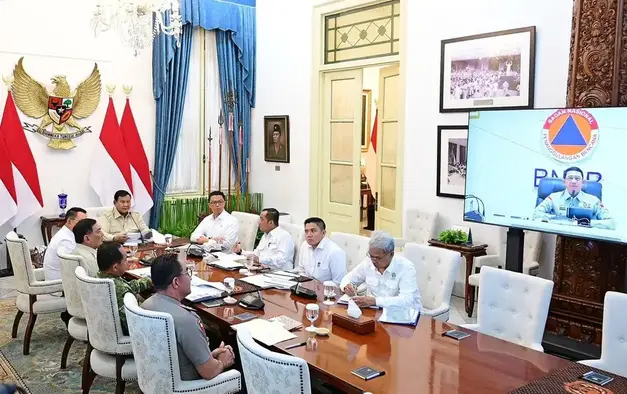 Presiden Prabowo Subianto memimpin rapat terbatas membahas penanganan kebakaran hutan dan lahan (karhutla) secara hybrid dari Istana Merdeka, Jakarta, Senin (12/10/2026) (Foto: Setneg RI) Prabowo - ratas karhutla
