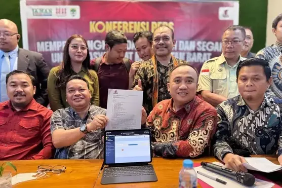 Tim Hukum Napas Kalimantan Barat menunjukkan dokumen gugatan perdata perbuatan melawan hukum terkait kebakaran hutan dan lahan (karhutla) serta kabut asap dalam konferensi pers di Pontianak, Kamis (17/09). (Foto: AMAN Kalbar) gugat karhutla