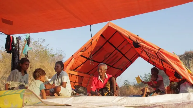 Sejumlah pengungsi duduk di bawah tenda pengungsian di Lape, Kecamatan Aesesa, Kabupaten Nagekeo, NTT, Jumat (28/08). (Foto: ANTARA FOTO/Johanes Viandinando) pengungsi NTT