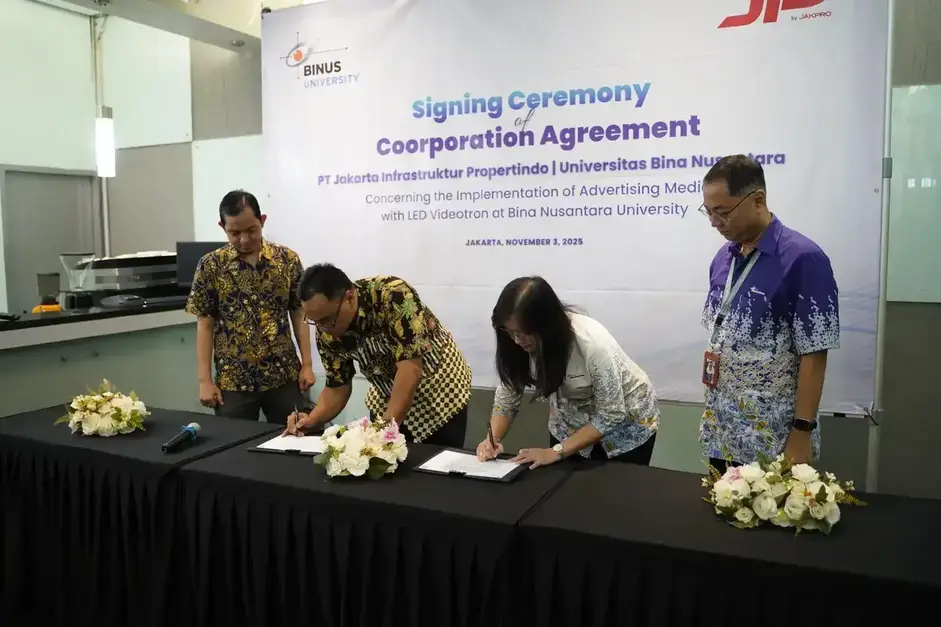 Perjanjian Kerja Sama (PKS) ini secara resmi ditandatangani oleh Direktur Utama PT Jakarta Infrastruktur Propertindo (JIP) Nur Iswan, didampingi oleh General Manager SBU Digital JIP Raymond Akbar, serta dihadiri oleh Direktur Kampus BINUS Kemanggisan Reina, yang turut didampingi oleh Direktur General Affairs BINUS University, Jamin Djaja Pranata. Penandatanganan kerjasama dilakukan di Kampus Binus University Jakarta, 3 November 2025.  
 Binus - Kerjasama