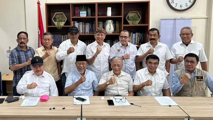 Sejumlah tokoh purnawirawan militer yang tergabung dalam Forum Purnawirawan Prajurit TNI (FPP-TNI) usai menggelar pertemuan terbatas di kawasan Tebet, Jakarta Selatan, Kamis (26/2/2026). (Foto: Tirto) Purnawirawan TNI