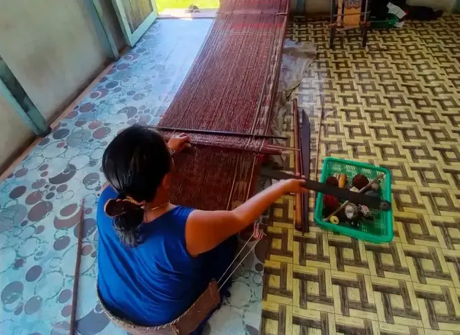 Magsima Rupina sedang membuat kain tenun ikat menggunakan bahan alami di Desa Gemba Raya, kelam Permai, Kabupaten Sintang, Kalimantan Barat. (Foto: Istimewa) Magsima Rupina