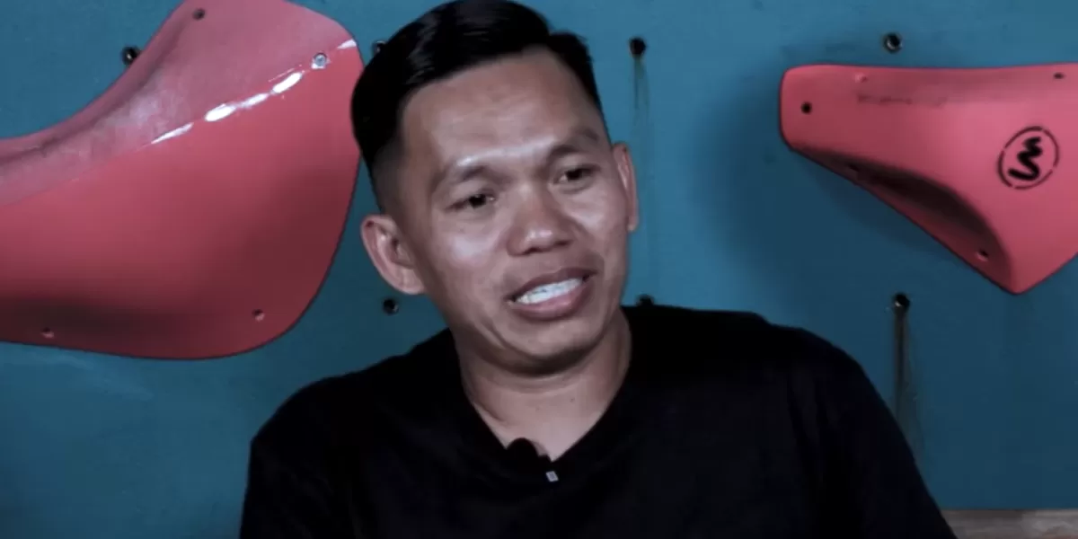 Hendra Basir yang kini dinonaktifkan menjadi Kepala Pelatih Pelatnas FPTI. (Foto: Tangkapan layar YouTube/ FPTI Indonesia) Hendra Basir