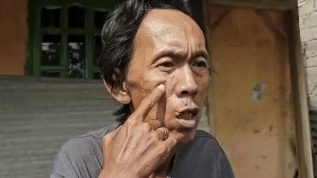 Sudrajat, pedagang es kue yang dituduh dagangannya mengandung spons. (Foto: Detik Jabar) Sudrajat - es gabus