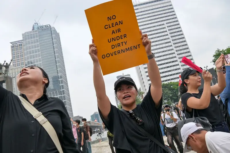 Tak hanya mahasiswa, demonstrasi di Bundaran HI, Jakarta, Rabu (28/10), juga diikuti warga sipil lainnya. (Foto: AFP via Getty Images) demo - HI