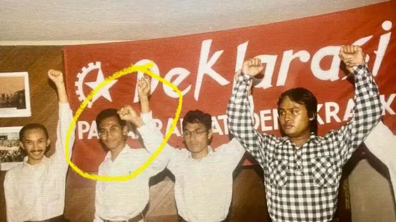 Partai Rakyat Demokratik (PRD) dideklarasikan pada Juni 1996. Yang dilingkari adalah
Ari trismana yang kini menjadi CEO Watchdog.id.(Sumber: https://x.com/Dandhy_Laksono/) PRD