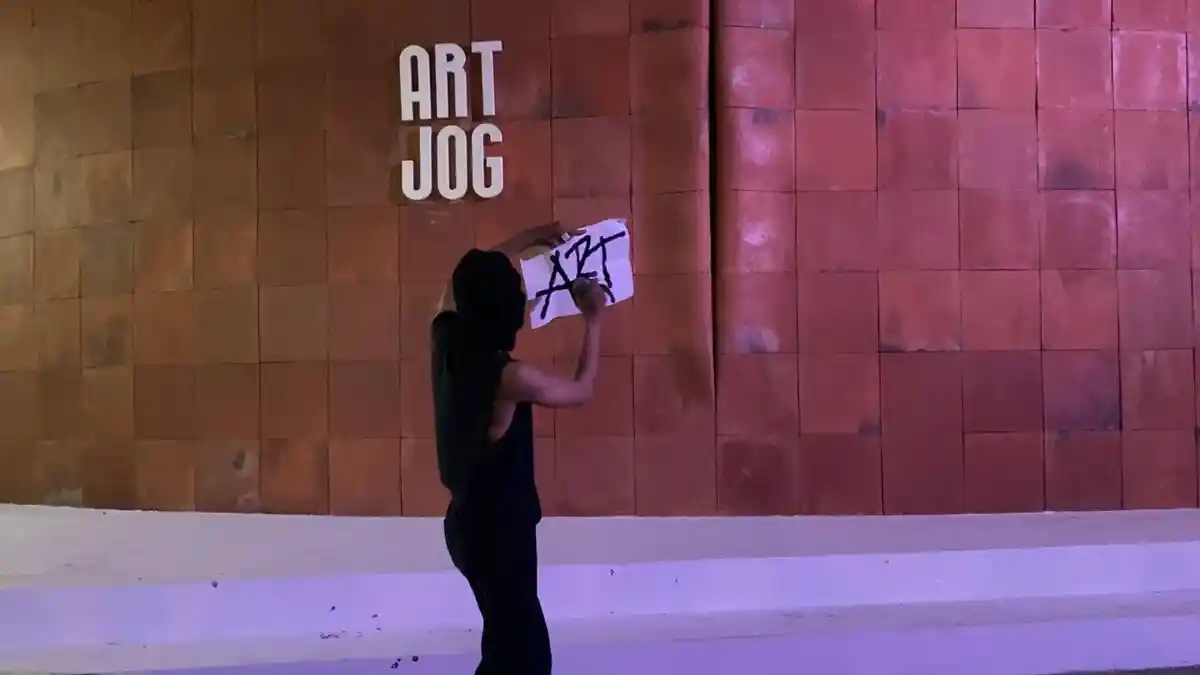 Seorang senima teater, Ayi saat melakukan pertunjukan tunggal sebagai protes keterlibatan Didit Prabowo dalam ARTJOG 2026 di JNM, Yogyakarta, Jumat (19/6/2026). (Foto: Tribunnews) protes artjog