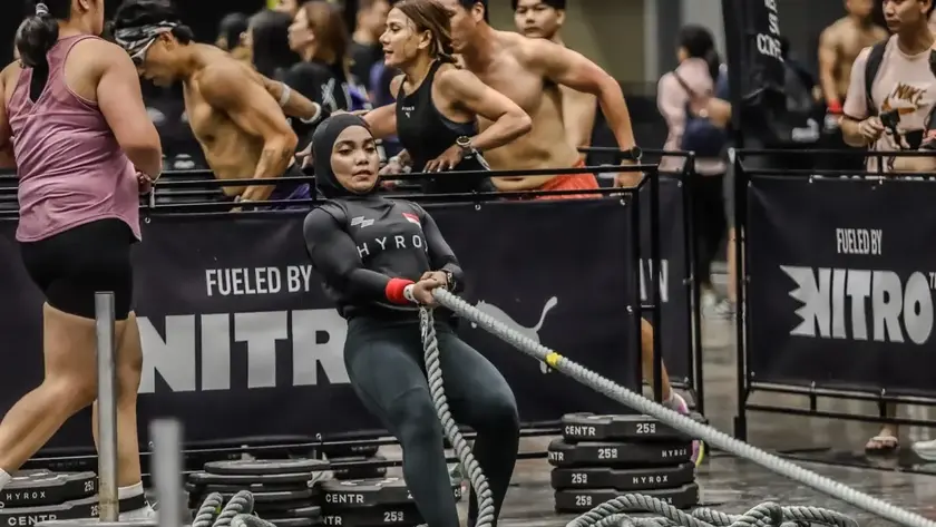 HYROX hadir dengan konsep yang beda dari olahraga kebanyakan. Ini bukan lomba lari biasa, tapi juga bukan sekadar latihan gym. (Foto: SKY SPORTS) Hyrox