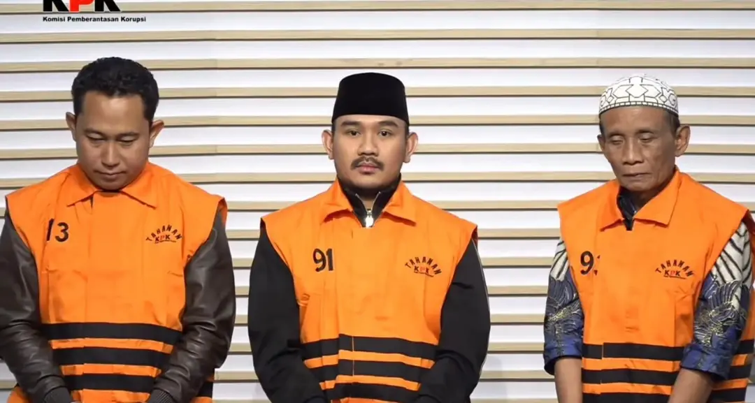 Bupati Bekasi, Ade Kuswara Kunang, Kades Sukadami, H.M Kunang, dan satu kontraktor, Sarjan, memakai rompi oranye tahanan KPK atas kasus suap ijon proyek. (Foto: Youtube KPK). Ade Kuswara - KPK