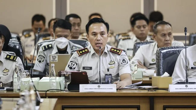 Kepala Lembaga Pemasyarakatan Kelas IIA Cibinong nonaktif Wisnu Hani Putranto menyampaikan paparan saat rapat dengar pendapat (RDP) dengan Komisi XIII DPR di Kompleks Parlemen, Senayan, Jakarta, Senin (28/9/2026) (Foto: ANTARA FOTO/Dhemas Reviyanto) kalapas cibinong