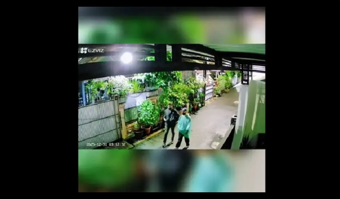 Tangkapan layar CCTV yang menampilan pelaku pelempar bom molotov ke rumah DJ Donny. (Sumber Instagram dj_donny) bom molotov