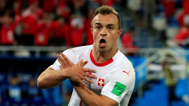 Kala mencetak gol ke gawang Serbia pada gelaran Piala Dunia 2018, pemain timnas Swiss, Xherdan Shaqiri melakukan gestur ‘tangan elang’ kepada suporter lawan. Selebrasi itu mendapat sanksi dari FIFA karena bernada politik. (Foto: Reuters) Xherdan Shaqiri