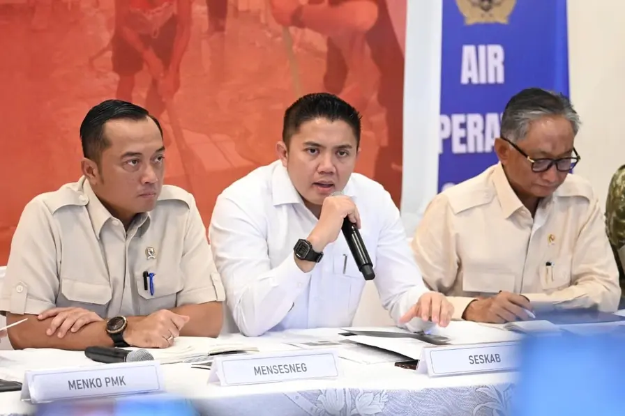 Sekretaris Kabinet, Teddy Indra Wijaya (Tengah). (Foto: BPMI) Seskab Teddy