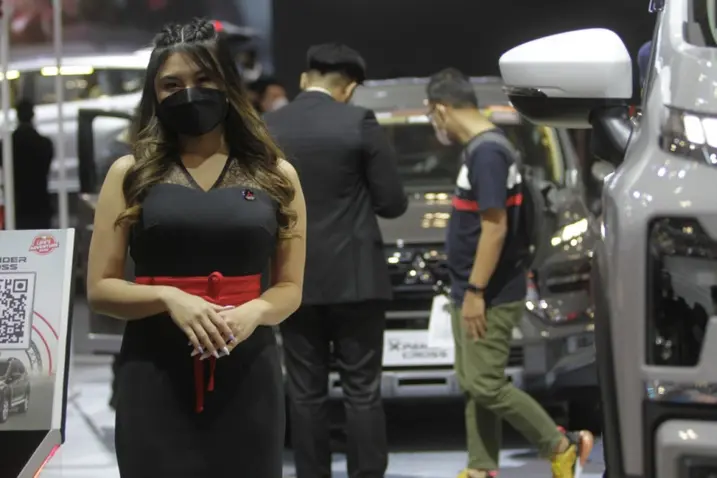 Ilustrasi profesi usher atau SPG di pameran otomotif. usher atau SPG