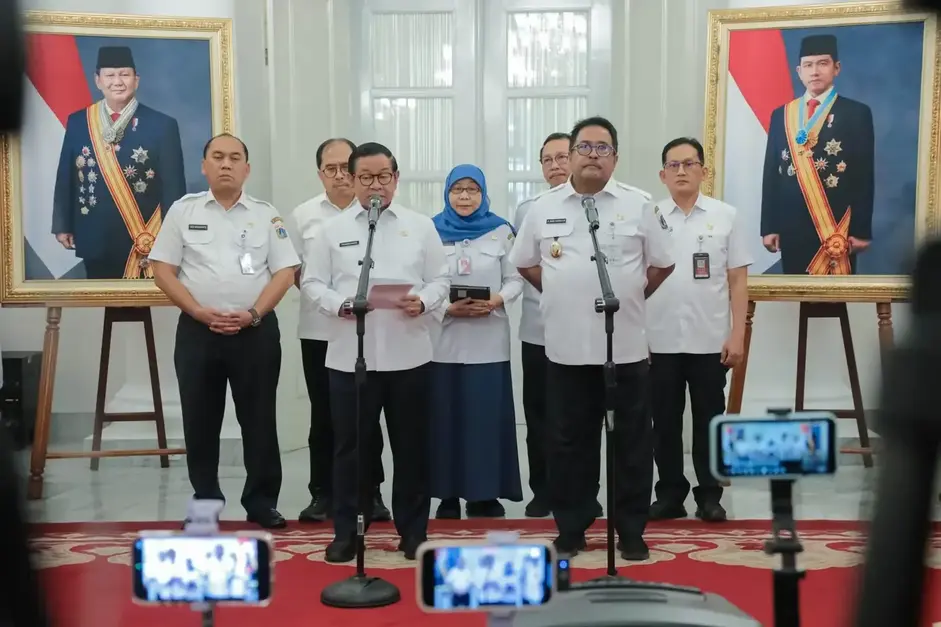 Gubernur Jakarta Pramono Anung (kiri) saat menetapkan UMK 2026 di Balaikota Jakarta, Rabu (24/12/2025). (Foto: Dok Pemprov DKI) Pramono - UMP
