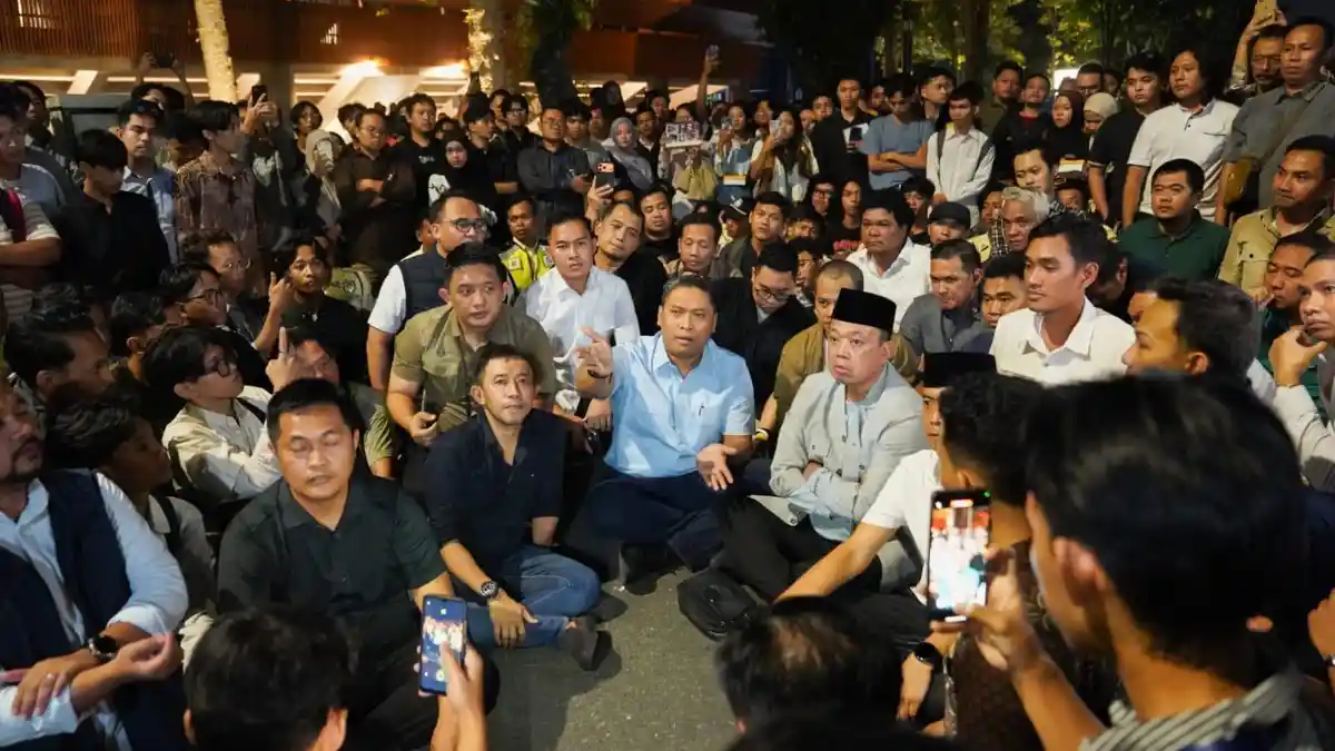 Menteri ATR/BPN, Nusron Wahid dan Wakil Menteri Pertanian, Sudaryono saat berdiskusi dengan sejumlah mahasiswa di luar gedung GIK UGM, Senin (15/6/2026) malam. (Foto: Dok Wamentan) Diskusi ricuh UGM