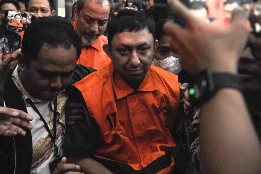 Ketua DPP Partai Golkar Fahd El Fouz alias Fahd Arafiq (tengah) berjalan menuju mobil tahanan usai menjalani pemeriksaan di Gedung Merah Putih KPK, Jakarta, Selasa (15/9/2026). (Foto: Antara)
Fahd Arafiq