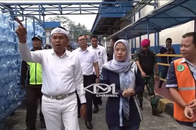 Gubernur Jabar Dedi Mulyadi mengunjungi pabrik Aqua di Subang.(Foto: Youtube KDM Chanel) KDM - Aqua