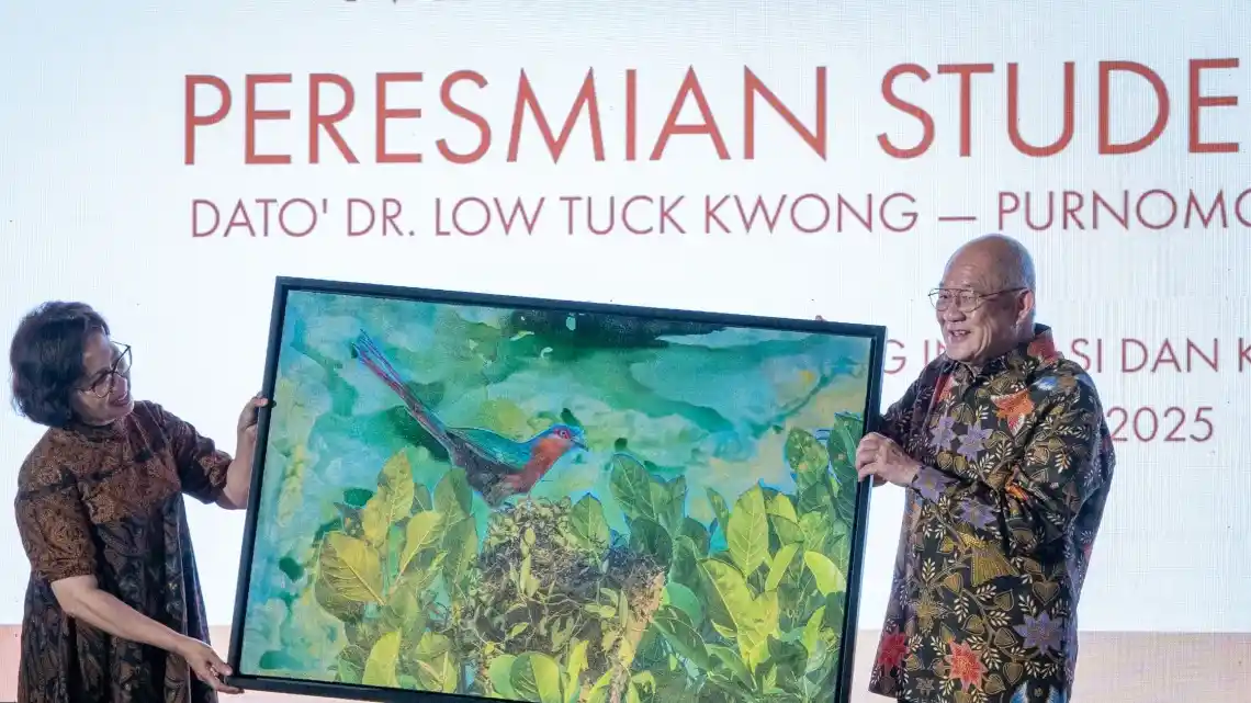 Dato’ Low Tuck Kwong bersama Rektor UGM Prof. Ova Emilia meresmikan Student Association Penerima Beasiswa Dato Dr. Low Tuck Kwong–Purnomo Yusgiantoro Center (PYC) Scholarship, Selasa (21/10/2025). (Sumber: https://ugm.ac.id/) UGM