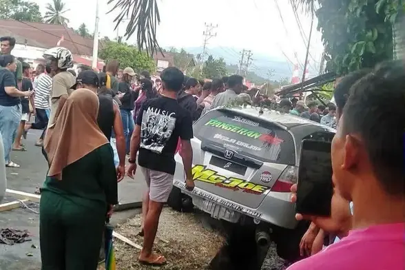 Mobil peserta drag race yang menabrak sejumlah penonton di pinggir lintasan, Minggu (9/8/2026)(Foto: Dok. Facebook)
drag race