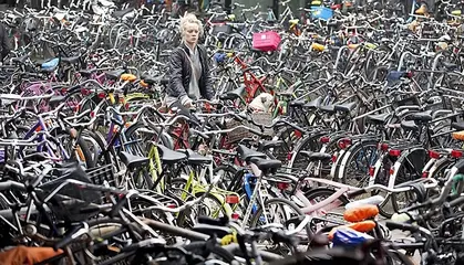 ilustrasi sepeda di Belanda yang lebih banyak dai jumlah penduduk. sepeda