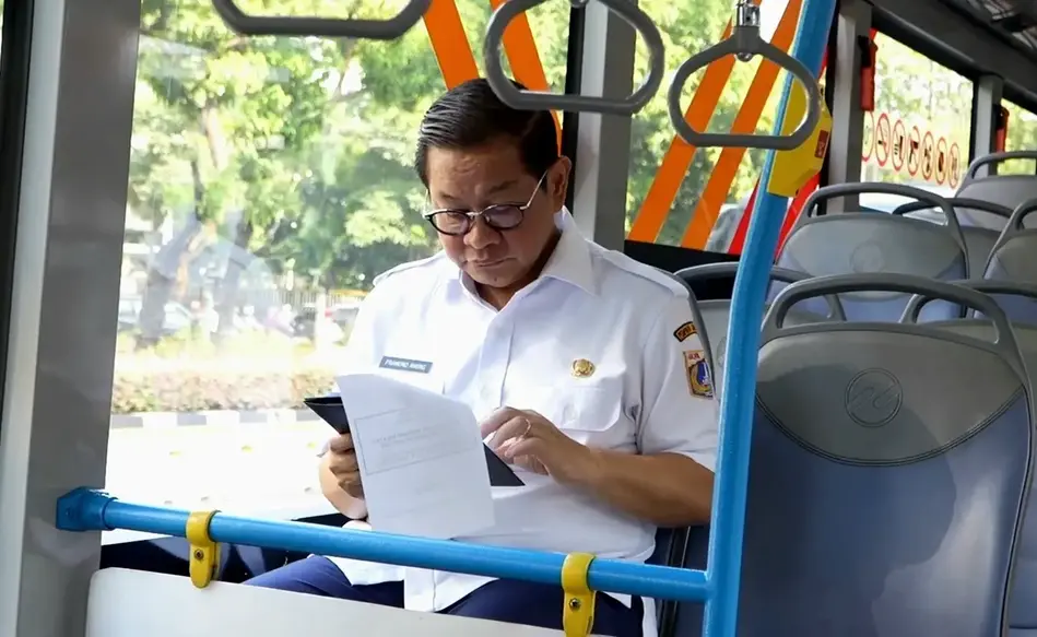 Gubernur DKI Jakarta Pramono Anung saat menggunakan transportasi umum Transjakarta. (Foto: Pemprov DKI) Pramono - Transjakarta