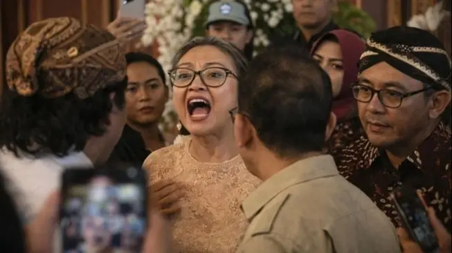 Ilustrasi GKR Timoer interupsi sekaligus protes kepada Menteri Kebudayaan, Fadli Zon atas penerbitan SK pengangkatan Tedjowulan. Gusti Timoer